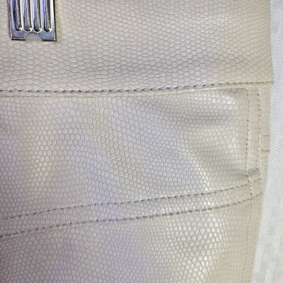 H&M Faux Leather reptile Textured skirt with pockets Cream Size 18 - Picture 3 of 4